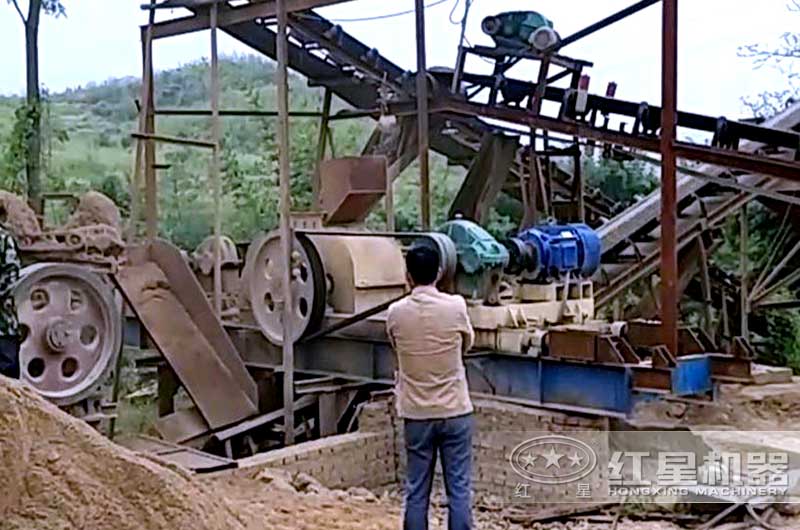 齒輥破碎機加工鵝卵石機制砂現(xiàn)場 齒輥破碎機加工鵝卵石機制砂現(xiàn)場