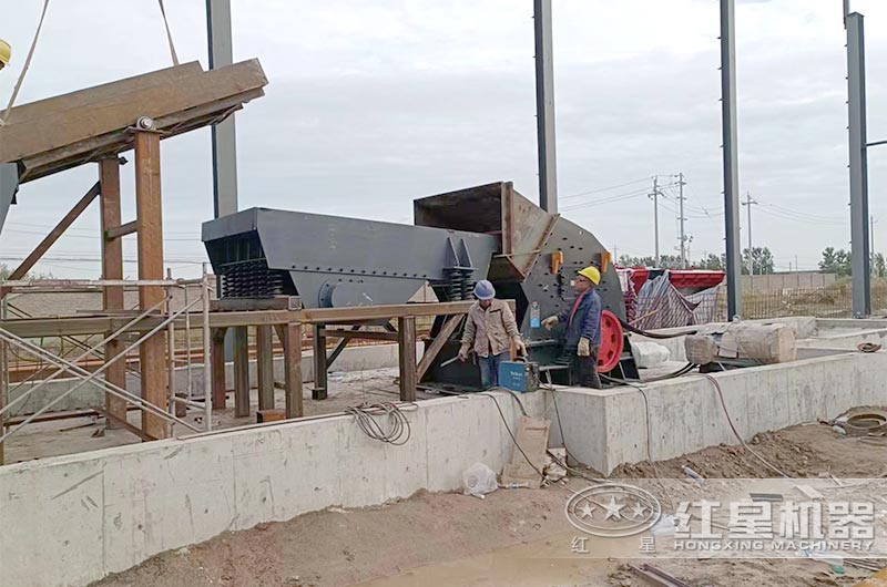 紅星錘式破碎機(jī)安裝現(xiàn)場(chǎng) 紅星錘式破碎機(jī)安裝現(xiàn)場(chǎng)