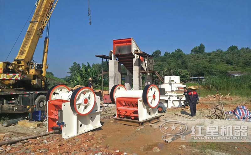 小型顎式破碎機現(xiàn)場 小型顎式破碎機現(xiàn)場