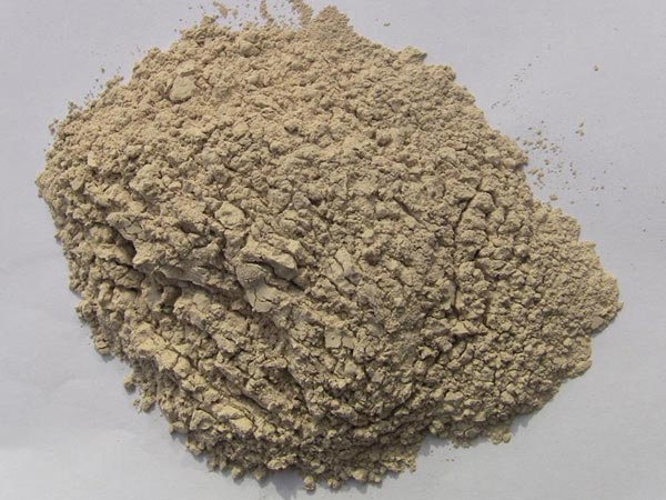 礬土性質(zhì) 礬土主要成分是氧化鋁，為煉鋁和耐火材料的主要原料。白色或灰白色，因含鐵而呈褐黃或淺紅色。密度3.45g/cm3，硬度1～3，不透明，質(zhì)脆。極難熔化，不溶于水，能溶于硫酸、氫氧化鈉溶液。 地區(qū)分布 中國(guó)鋁土礦資源比較豐富，在全國(guó)18個(gè)省、自治區(qū)、直轄市已查明鋁土礦產(chǎn)地205處，其中大型產(chǎn)地72處（不包括臺(tái)灣），主要分布在山西、山東、河北、河南、貴州、四川、廣西、遼寧、湖南等地。 投資前景 1.可用于煉鋁工業(yè)。用于國(guó)防、航空、汽車、電器、化工、日常生活用品等。 2.可用于精密鑄造。礬土熟料加工成細(xì)粉做成鑄模后精鑄。用于軍工、航天、通訊、儀表、機(jī)械及醫(yī)療器械部門(mén)。 3.可用于耐火制品。高鋁礬土熟料耐火度高達(dá)1780℃，化學(xué)穩(wěn)定性強(qiáng)、物理性能良好。 4.硅酸鋁耐火纖維。用于鋼鐵、有色冶金、電子、石油、化工、宇航、原子能、國(guó)防等多種工業(yè)，消防人員可用耐火纖維布做成衣服。 5.制造礬土水泥、研磨材料、陶瓷工業(yè)以及化學(xué)工業(yè)可制鋁的各種化合物。 鋁礬土磨粉制備 鋁礬土粉是選用煅燒過(guò)的熟鋁礬土礦石用雷蒙磨加工制成的細(xì)粉，粒度通常為100目-325目，在耐火材料行業(yè)得到了廣泛的應(yīng)用。通常加工的流程為先經(jīng)顎式破碎機(jī)進(jìn)行破碎，然后篩分進(jìn)入鋁礬土雷蒙磨或鋁礬土超細(xì)磨粉機(jī)中，進(jìn)行鋁礬土粉制備，使其應(yīng)用更加廣泛。