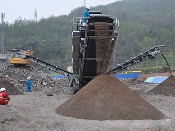 混凝土骨料現(xiàn)場(chǎng)作業(yè) 混凝土骨料現(xiàn)場(chǎng)作業(yè)