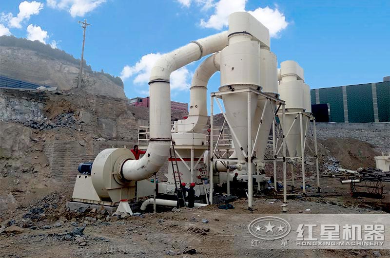 膨潤土雷蒙磨粉機現(xiàn)場實拍 膨潤土雷蒙磨粉機現(xiàn)場實拍