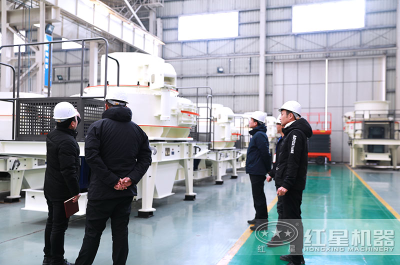 客戶(hù)來(lái)廠考察青石破碎生產(chǎn)設(shè)備 客戶(hù)來(lái)廠考察青石破碎生產(chǎn)設(shè)備