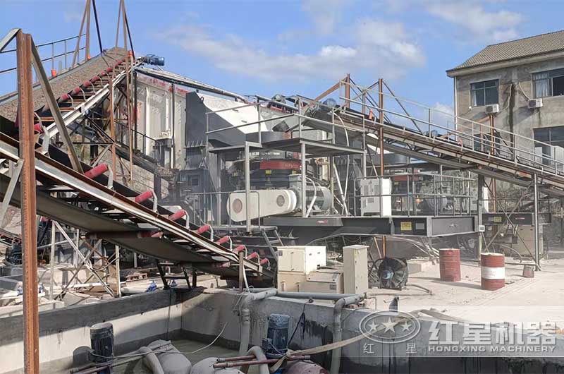 移動(dòng)圓錐式破碎機(jī)現(xiàn)場(chǎng) 移動(dòng)圓錐式破碎機(jī)現(xiàn)場(chǎng)