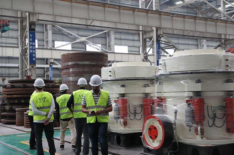 客戶一行來廠考察頁巖破碎機設備 客戶一行來廠考察頁巖破碎機設備