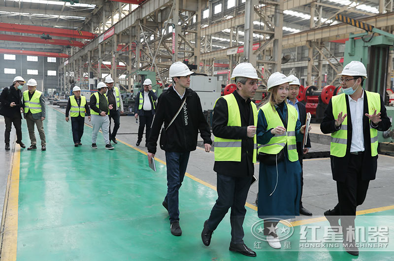 客戶(hù)一行來(lái)廠(chǎng)考察碎石制砂機(jī)設(shè)備 客戶(hù)一行來(lái)廠(chǎng)考察碎石制砂機(jī)設(shè)備