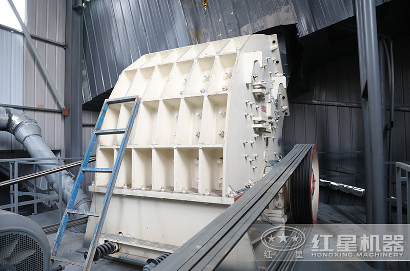 石灰石破碎客戶現(xiàn)場(chǎng)，適用錘破機(jī)