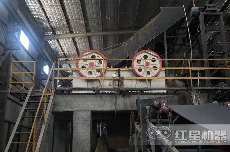 PEX150x750鄂式破碎機(jī)現(xiàn)場(chǎng) PEX150x750鄂式破碎機(jī)現(xiàn)場(chǎng)