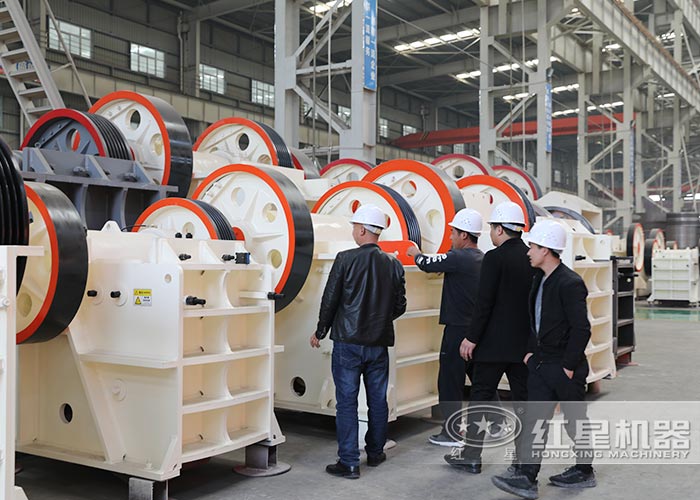 客戶(hù)來(lái)廠考察鄂破機(jī)設(shè)備 客戶(hù)來(lái)廠考察鄂破機(jī)設(shè)備