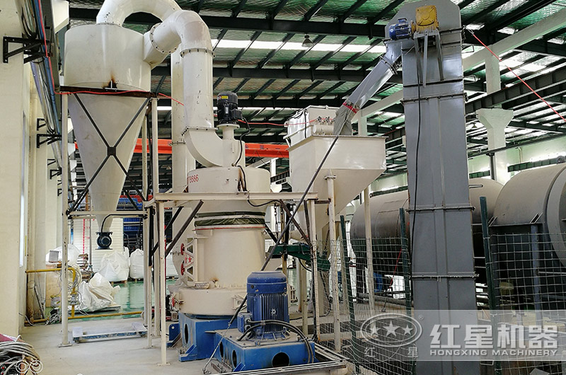 超細(xì)立式磨粉機(jī)環(huán)?，F(xiàn)場(chǎng)