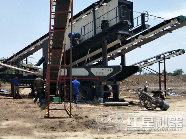 移動破碎機現(xiàn)場作業(yè) 移動破碎機現(xiàn)場作業(yè)