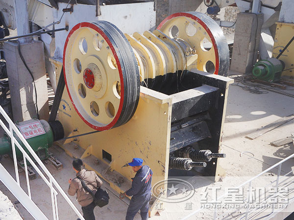 破碎機(jī)現(xiàn)場作業(yè) 破碎機(jī)現(xiàn)場作業(yè)