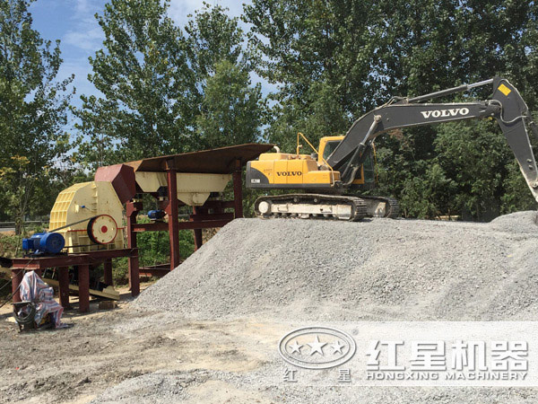 錘式破碎機現(xiàn)場作業(yè) 錘式破碎機現(xiàn)場作業(yè)