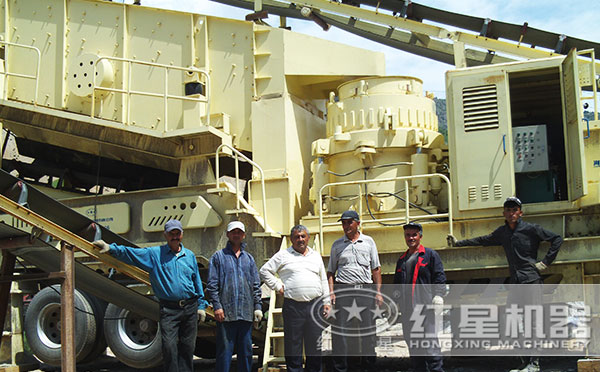 移動(dòng)破碎機(jī)現(xiàn)場作業(yè) 移動(dòng)破碎機(jī)現(xiàn)場作業(yè)