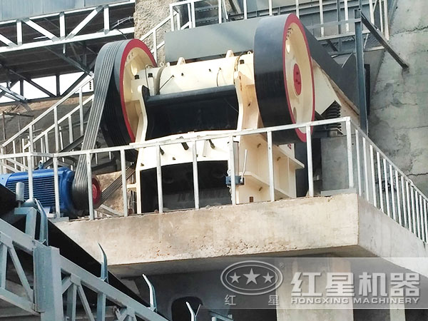 鵝卵石顎式破碎機(jī)現(xiàn)場作業(yè) 鵝卵石顎式破碎機(jī)現(xiàn)場作業(yè)