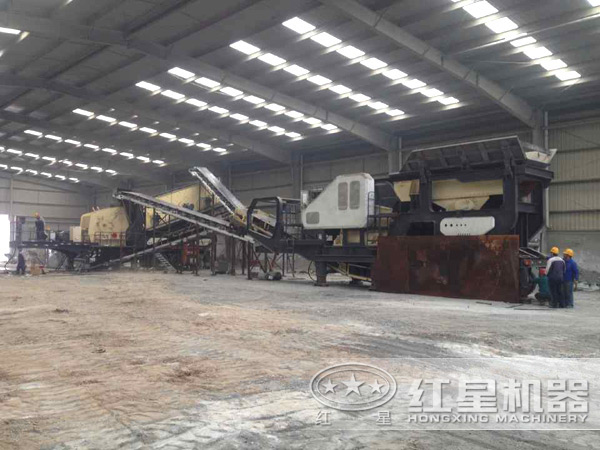 鵝卵石輪胎式移動(dòng)破碎站生產(chǎn)現(xiàn)場(chǎng) 鵝卵石輪胎式移動(dòng)破碎站生產(chǎn)現(xiàn)場(chǎng)