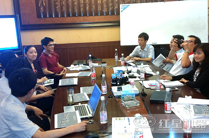 聽技術(shù)人員介紹設(shè)備的客戶 聽技術(shù)人員介紹設(shè)備的客戶