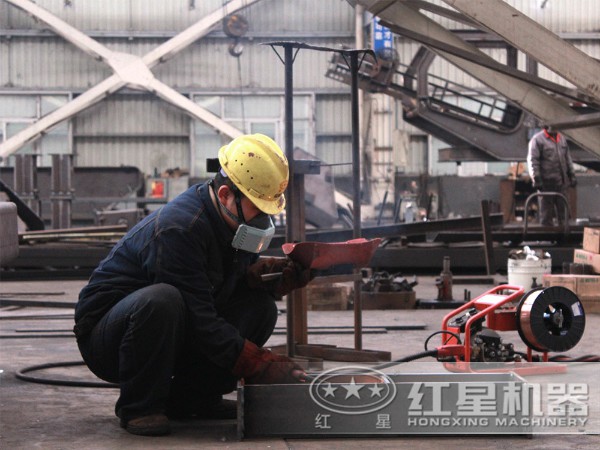 紅星移動(dòng)碎石機(jī)生產(chǎn)車間 紅星移動(dòng)碎石機(jī)生產(chǎn)車間