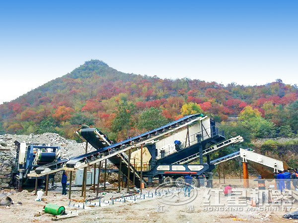 移動(dòng)碎石機(jī)作業(yè)現(xiàn)場(chǎng) 移動(dòng)碎石機(jī)作業(yè)現(xiàn)場(chǎng)