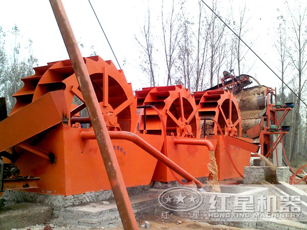 時(shí)產(chǎn)50噸風(fēng)化砂洗砂機(jī)生產(chǎn)現(xiàn)場 時(shí)產(chǎn)50噸風(fēng)化砂洗砂機(jī)生產(chǎn)現(xiàn)場