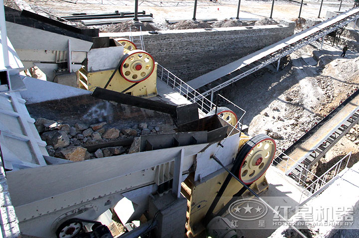 顎式破碎機(jī)作業(yè)現(xiàn)場(chǎng) 顎式破碎機(jī)作業(yè)現(xiàn)場(chǎng)