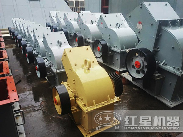 廠區(qū)擺放整形的小型錘式破碎機 廠區(qū)擺放整形的小型錘式破碎機