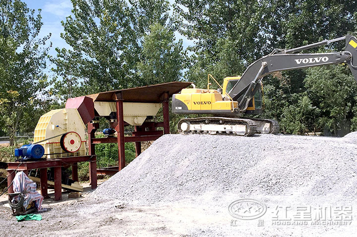 PCZ1410型號重錘式破碎機(jī)生產(chǎn)現(xiàn)場 PCZ1410型號重錘式破碎機(jī)生產(chǎn)現(xiàn)場