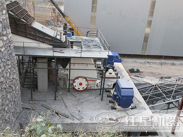 安裝、調(diào)試好投入生產(chǎn)的重錘頭破碎機(jī)