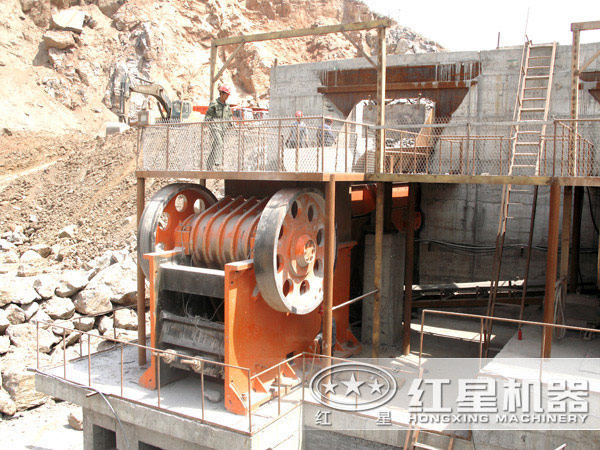 水泥塊破碎機(jī)作業(yè)現(xiàn)場(chǎng) 水泥塊破碎機(jī)作業(yè)現(xiàn)場(chǎng)