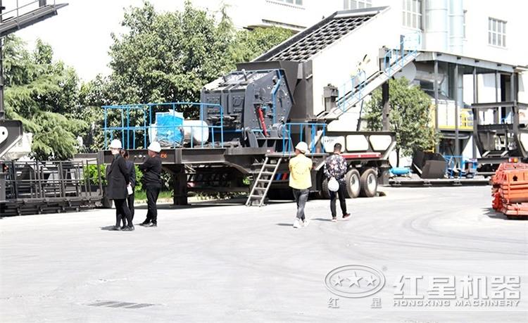 移動反擊式碎石機(jī) 移動反擊式碎石機(jī)