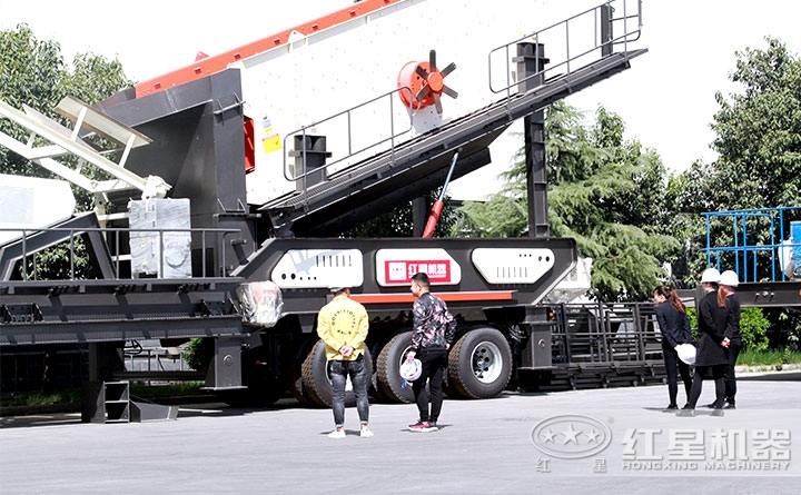 客戶參觀紅星移動(dòng)破碎站 客戶參觀紅星移動(dòng)破碎站