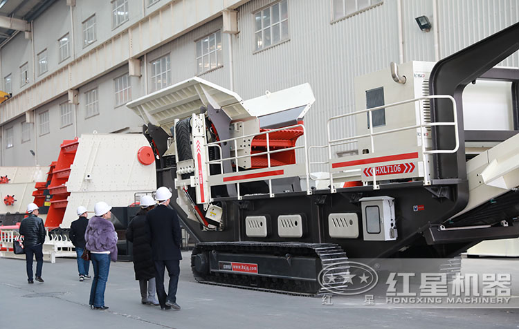 河北王女士到廠參觀移動碎石機 河北王女士到廠參觀移動碎石機