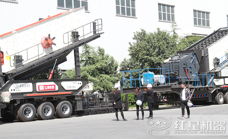 客戶到廠考察移動碎石機(jī) 客戶到廠考察移動碎石機(jī)