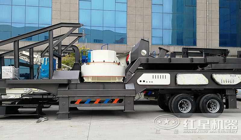 廠區(qū)擺放的移動(dòng)制砂設(shè)備 廠區(qū)擺放的移動(dòng)制砂設(shè)備