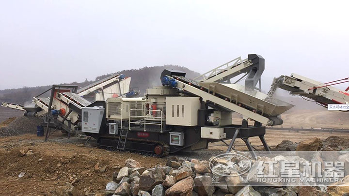 流動磕石子機(jī)生產(chǎn)現(xiàn)場 流動磕石子機(jī)生產(chǎn)現(xiàn)場