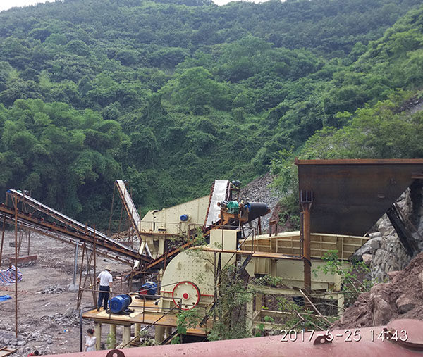 重錘式破碎機(jī)客戶現(xiàn)場(chǎng) 重錘式破碎機(jī)客戶現(xiàn)場(chǎng)