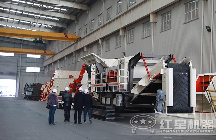 客戶到廠參觀移動式砂石生產(chǎn)線設(shè)備 客戶到廠參觀移動式砂石生產(chǎn)線設(shè)備