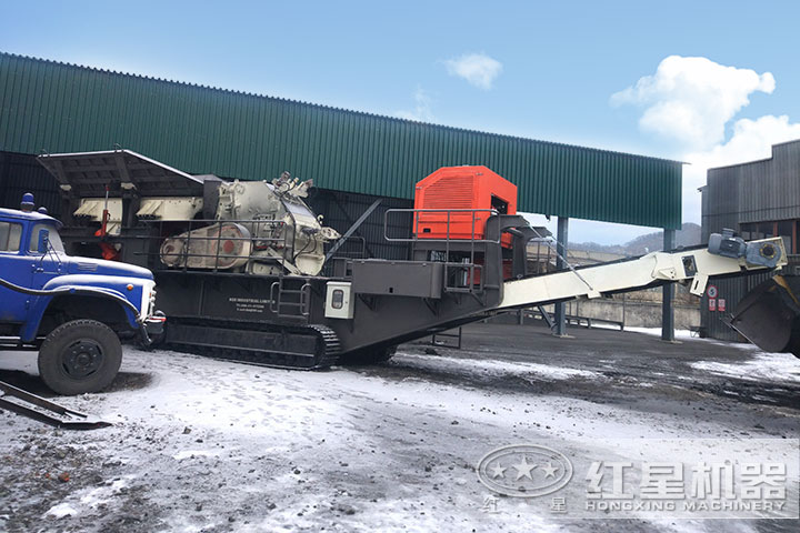 履帶反擊式破碎機處理煤矸石現(xiàn)場 履帶反擊式破碎機處理煤矸石現(xiàn)場