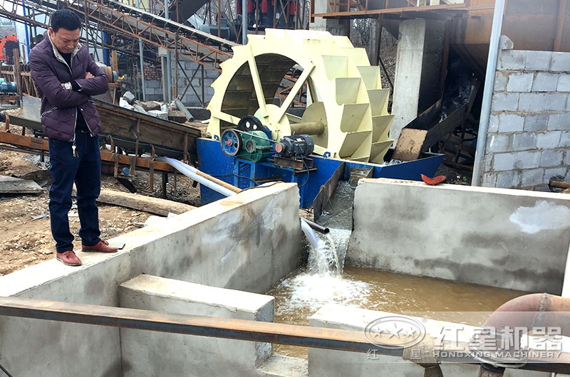 洗砂機(jī)作業(yè)現(xiàn)場(chǎng) 洗砂機(jī)作業(yè)現(xiàn)場(chǎng)