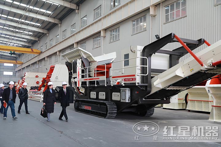 用戶到廠考察移動(dòng)碎石機(jī)械設(shè)備 用戶到廠考察移動(dòng)碎石機(jī)械設(shè)備