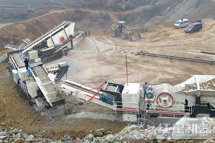 三臺(tái)履帶移動(dòng)磕石機(jī)現(xiàn)場(chǎng) 三臺(tái)履帶移動(dòng)磕石機(jī)現(xiàn)場(chǎng)