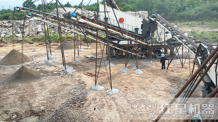 兩臺(tái)輪胎移動(dòng)磕石機(jī)現(xiàn)場(chǎng) 兩臺(tái)輪胎移動(dòng)磕石機(jī)現(xiàn)場(chǎng)