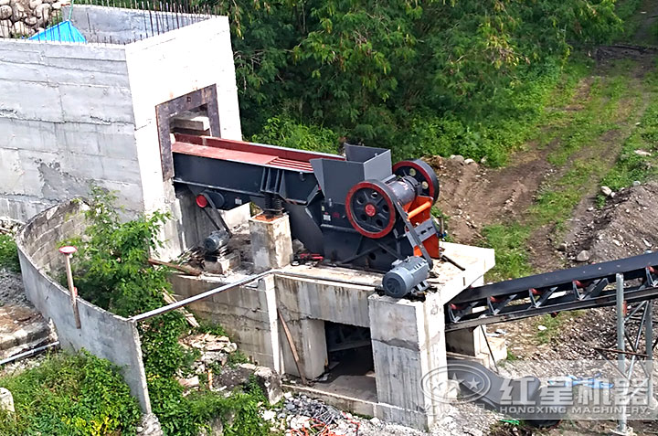 顎式破碎機(jī)作業(yè)現(xiàn)場(chǎng) 顎式破碎機(jī)作業(yè)現(xiàn)場(chǎng)