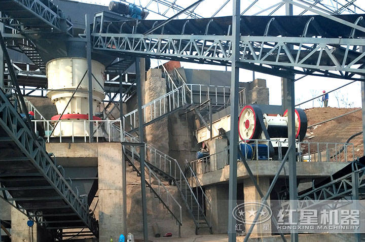 顎式破碎機(jī)作業(yè)現(xiàn)場(chǎng) 顎式破碎機(jī)作業(yè)現(xiàn)場(chǎng)
