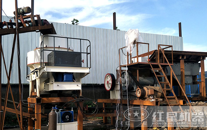 鵝卵石制砂現(xiàn)場(chǎng) 鵝卵石制砂現(xiàn)場(chǎng)