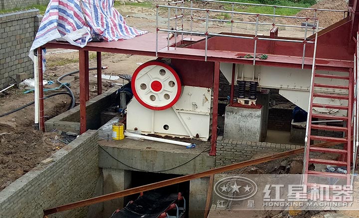 顎式細(xì)碎機(jī)作業(yè)現(xiàn)場(chǎng) 顎式細(xì)碎機(jī)作業(yè)現(xiàn)場(chǎng)