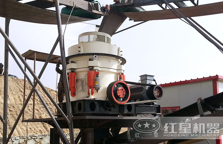 圓錐式破碎機(jī)作業(yè)現(xiàn)場(chǎng) 圓錐式破碎機(jī)作業(yè)現(xiàn)場(chǎng)