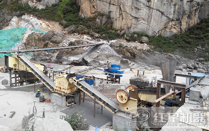 河卵石破碎制砂現(xiàn)場(chǎng) 河卵石破碎制砂現(xiàn)場(chǎng)