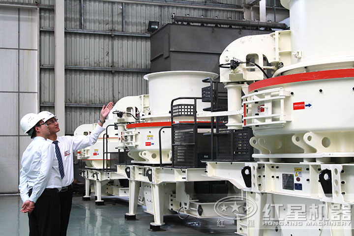 客戶到廠考察沖擊式破碎機(jī) 客戶到廠考察沖擊式破碎機(jī)