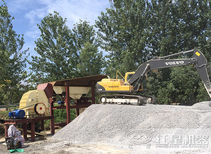 石灰石錘式破碎機(jī)現(xiàn)場(chǎng) 石灰石錘式破碎機(jī)現(xiàn)場(chǎng)